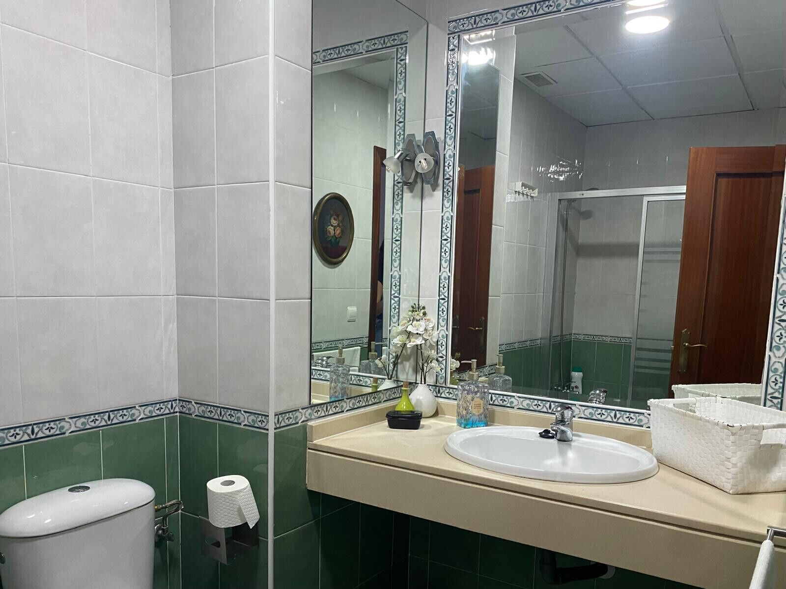 Sèche-cheveux, bidet, serviettes fournies