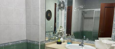 Sèche-cheveux, bidet, serviettes fournies