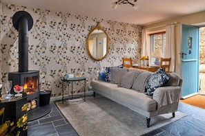 TV, fireplace - Coulscott Bantam Cottage (Combe Martin)