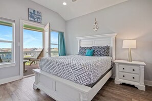 3 bedrooms, desk, iron/ironing board, free WiFi - Steps to Beach | Tiki Bar Fun | Epic Bay Views | Sleeps 8 | Book Worry-Free: Free Cancel 14 Days (Crystal Beach)