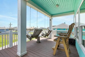 Terrace/patio - Steps to Beach | Tiki Bar Fun | Epic Bay Views | Sleeps 8 | Book Worry-Free: Free Cancel 14 Days (Crystal Beach)