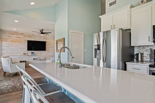 Fridge, microwave, oven, stovetop - Steps to Beach | Tiki Bar Fun | Epic Bay Views | Sleeps 8 | Book Worry-Free: Free Cancel 14 Days (Crystal Beach)