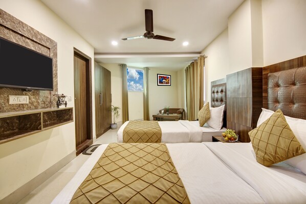 Decoración personalizada, escritorio, wifi gratis y ropa de cama 