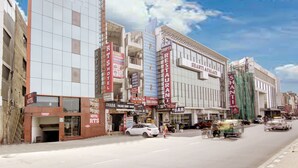 A hotel with multiple floors, a bar, and a restaurant. - RTS HOTEL & Spa (New Delhi)