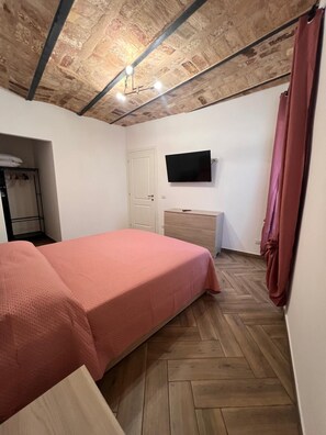 1 slaapkamer, een strijkplank/strijkijzer, gratis wifi, beddengoed