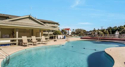 Charming 2-bedroom condo in lovely Tybee Island with Beach Access and Pool