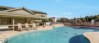 Charming 2-bedroom condo in lovely Tybee Island with Beach Access and Pool