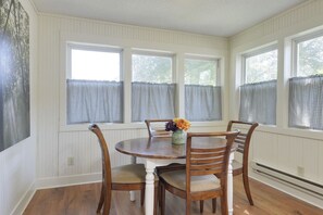 Dining - Historic Retreat in Hastings - Blocks to Downtown (Hastings)