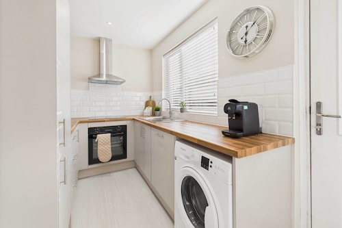 Host & Stay | Jomor House