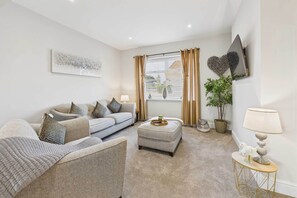 TV, offices - Host & Stay | Jomor House (Burnhope)