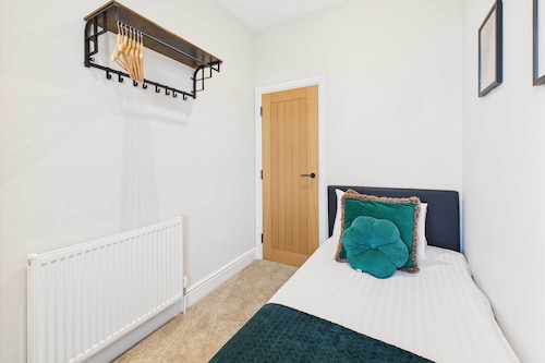 Host & Stay | Jomor House