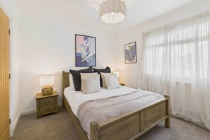 3 多间卧室、办公桌、熨斗/熨衣板、旅行婴儿床