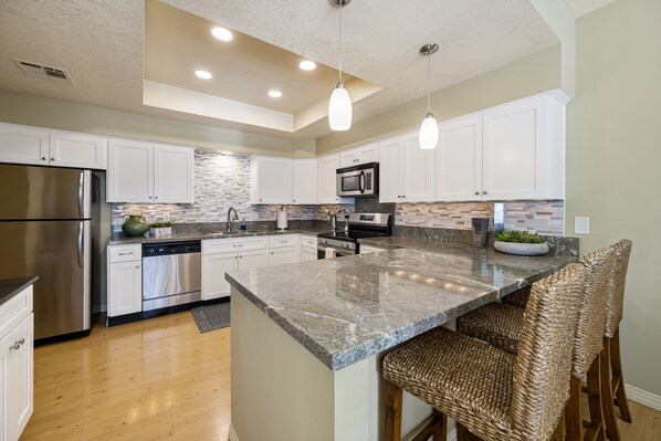 Fridge, microwave, oven, stovetop - Tennis Villa #34 - Poolside, 2 bd, 2.5 ba, Permit #260674 (La Quinta)