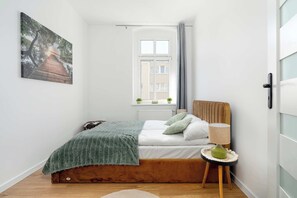 1 slaapkamer, een strijkplank/strijkijzer, reisbedje, wifi