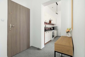 Fridge, oven, stovetop, coffee/tea maker