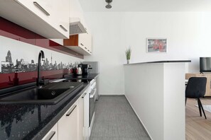Fridge, oven, stovetop, coffee/tea maker