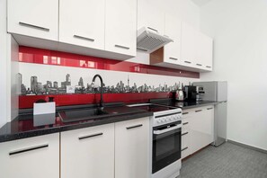 Een koelkast, een oven, een kookplaat, een koffiezetapparaat/waterkoker