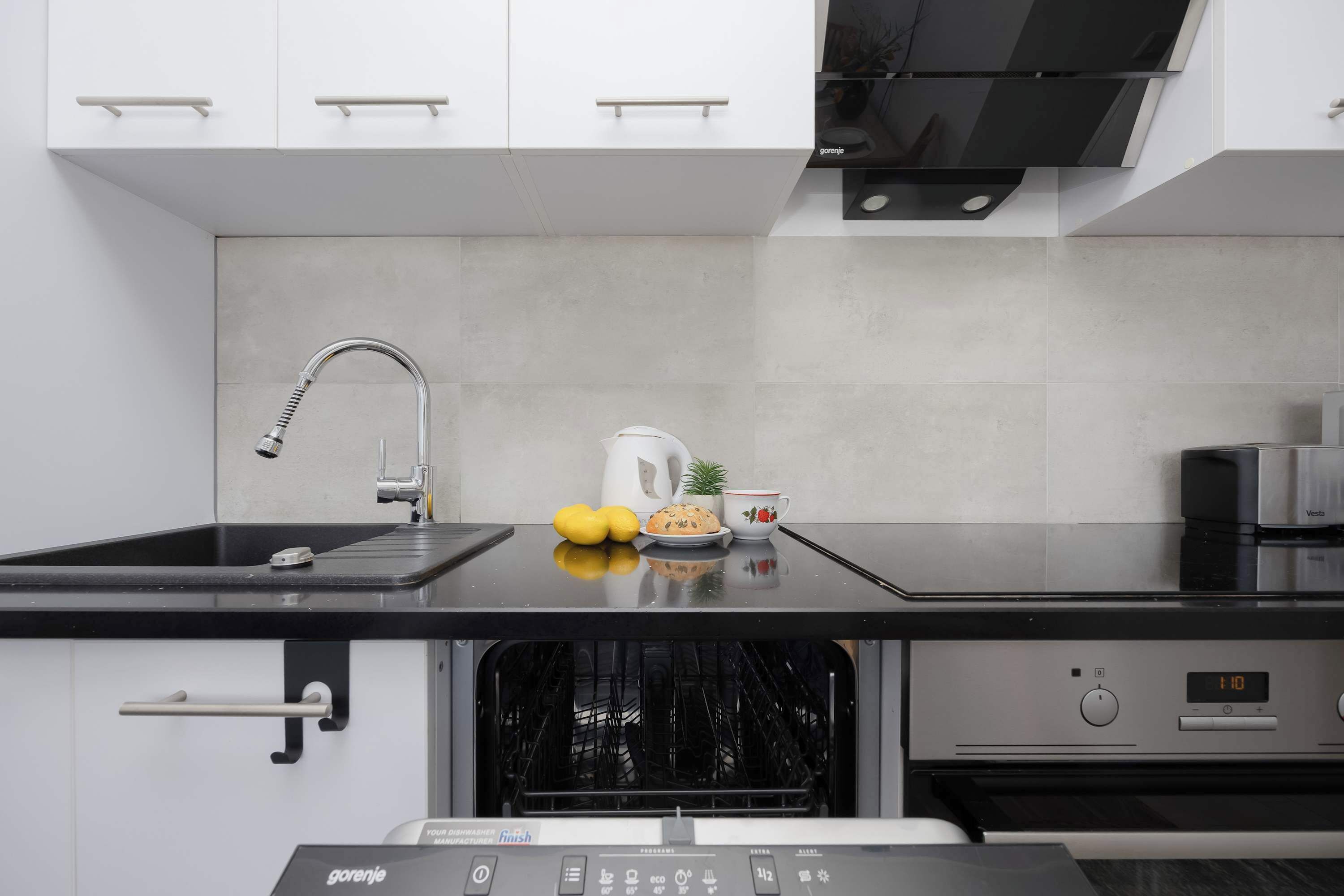 Frigorífico, microondas, horno y placa de cocina