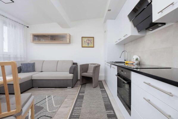 Fridge, microwave, oven, stovetop
