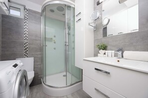 Shower, hair dryer, towels, shampoo
