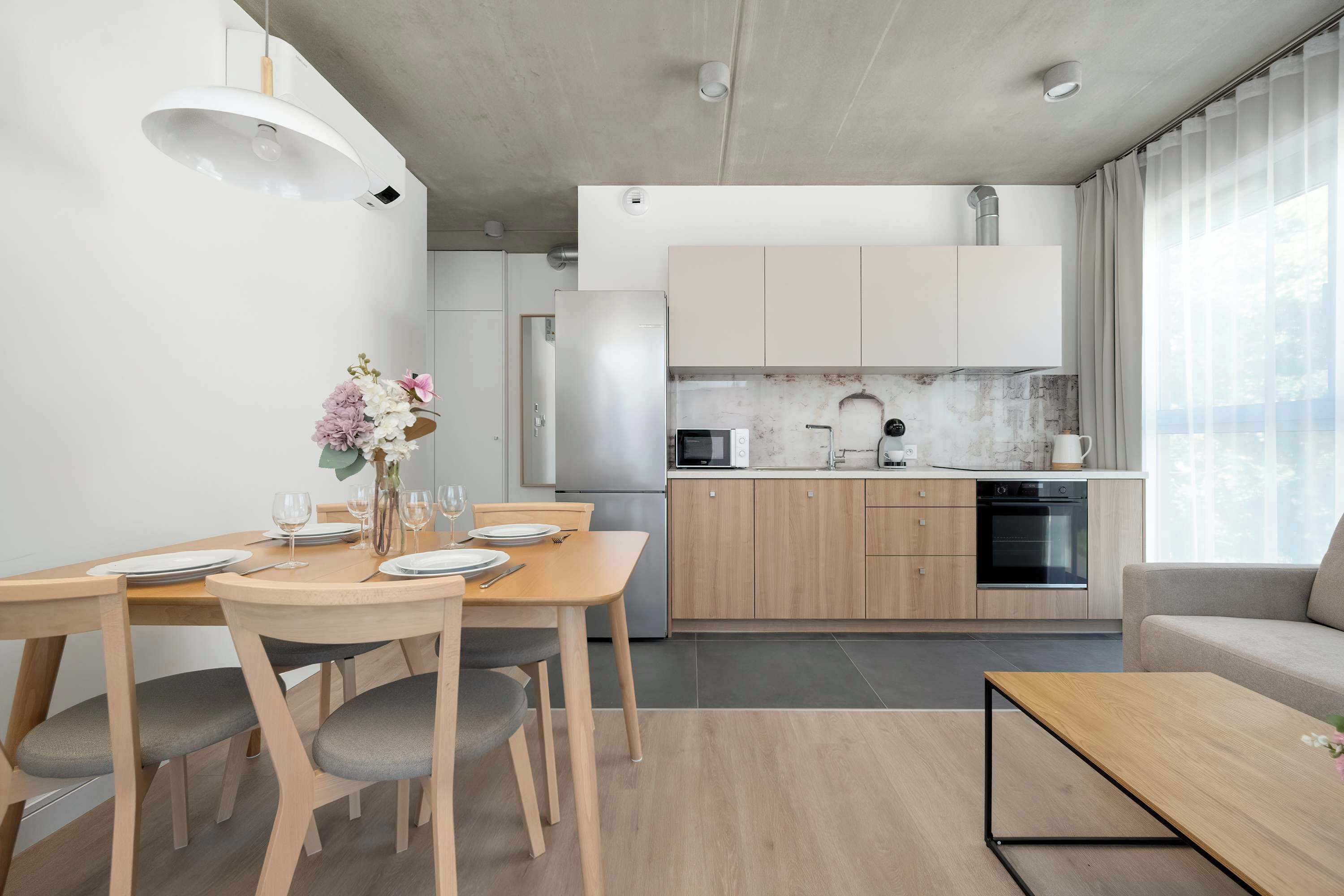 Réfrigérateur, micro-ondes, four, plaque de cuisson