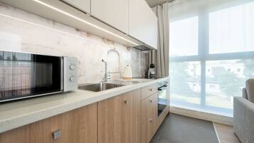 Réfrigérateur, micro-ondes, four, plaque de cuisson