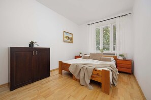 2 Schlafzimmer, Schreibtisch, Bügeleisen/Bügelbrett, Reisekinderbett