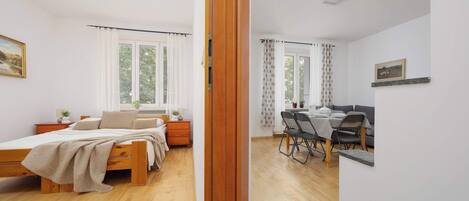 2 habitaciones, escritorio y tabla de planchar con plancha