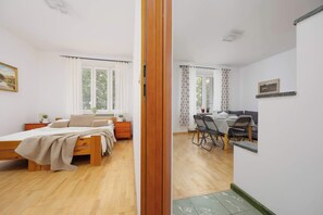 2 chambres, bureau, fer et planche à repasser, lit de bébé portatif