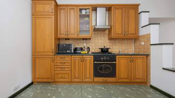 Geladeira, micro-ondas, fogão, cooktop