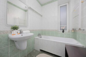 Douche, sèche-cheveux, serviettes fournies, shampoing
