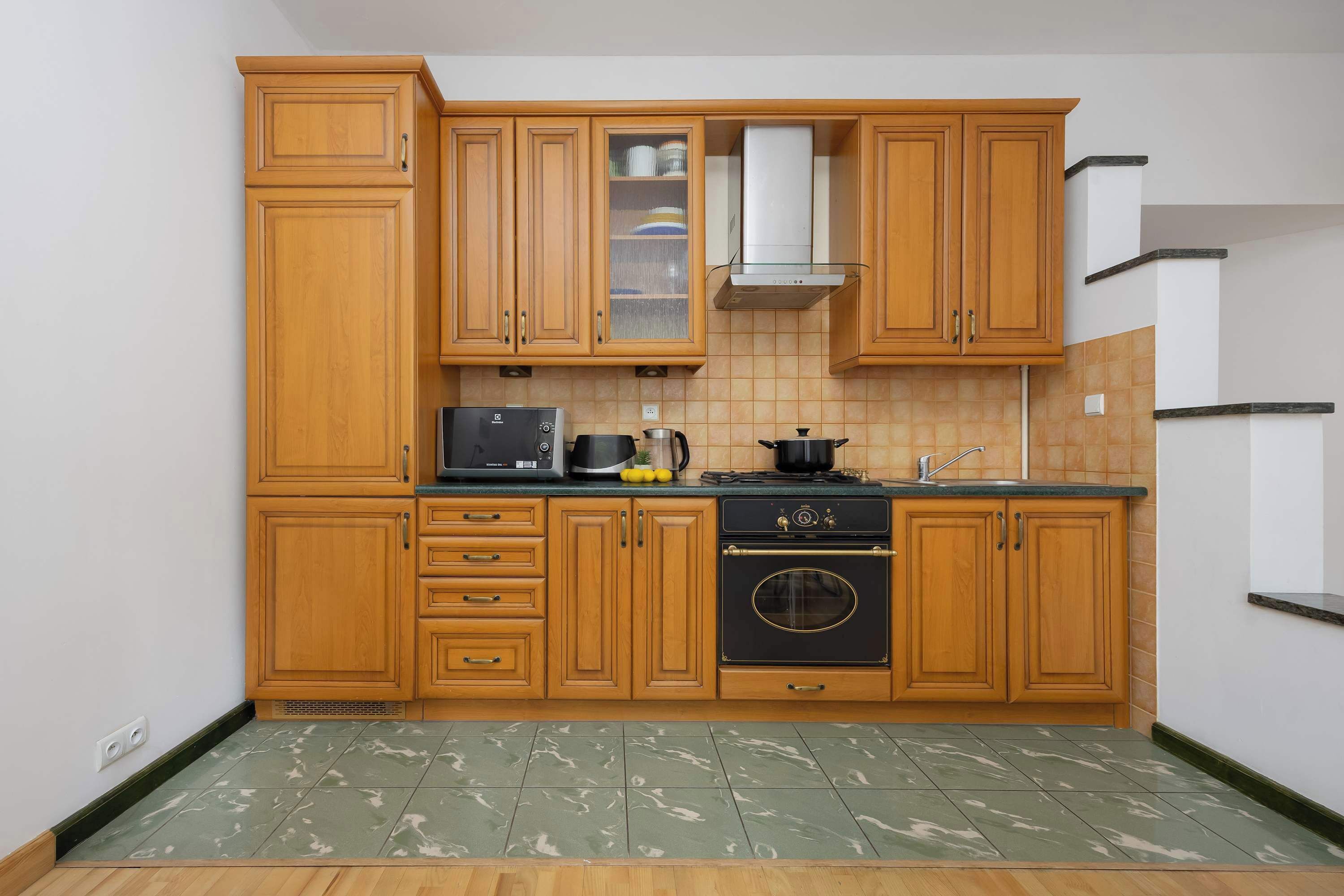 冷蔵庫、電子レンジ、オーブン、コンロ