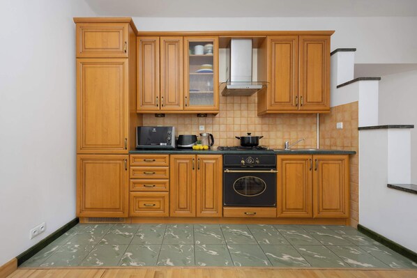 Réfrigérateur, four à micro-ondes, un four, surface de cuisson