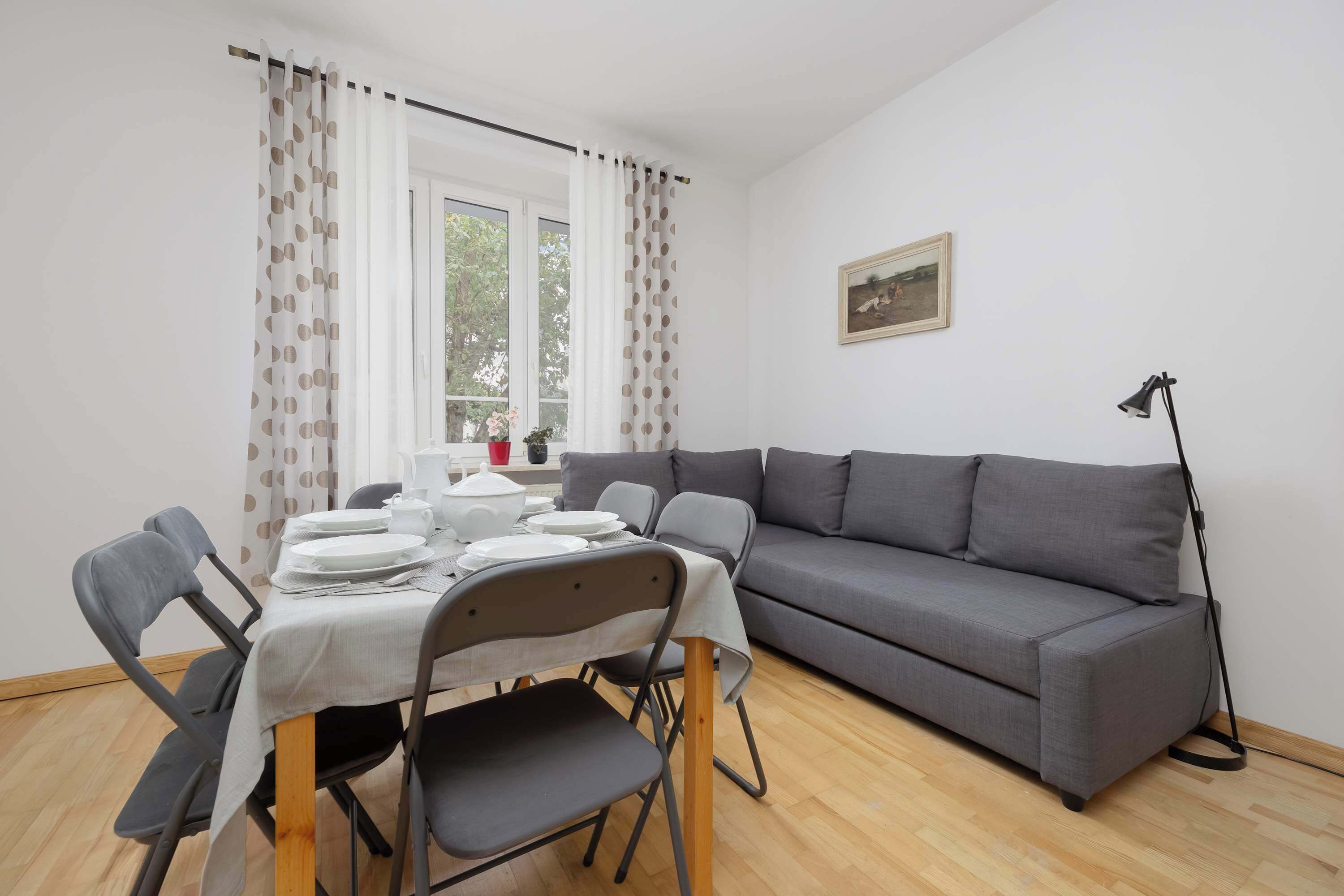 Una televisión, una oficina