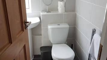 Een douche, een haardroger, handdoeken, zeep