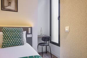 Room, 1 Queen Bed, Ground Floor
