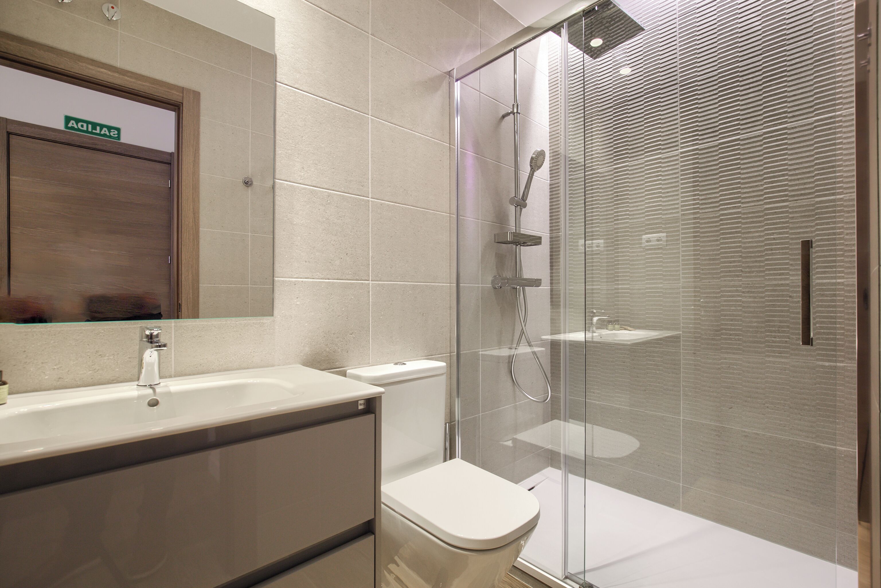 Habitación estándar, planta baja | Baño | Regadera, secadora de cabello, toallas, jabón 