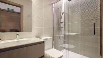 Habitación estándar, planta baja | Baño | Regadera, secadora de cabello, toallas, jabón