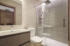 Kamar Standar, lantai dasar | Kamar mandi | Shower, pengering rambut, handuk, dan sabun