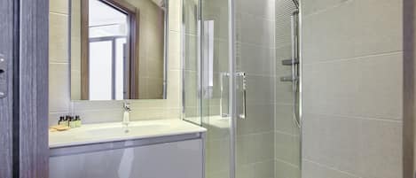 Chambre double, rez-de-chaussée | Salle de bain | Douche, séchoir à cheveux, serviettes fournies, savon