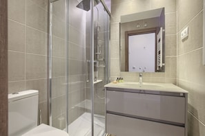 Room, 1 Queen Bed, Ground Floor | Bathroom | Shower, hair dryer, towels, soap