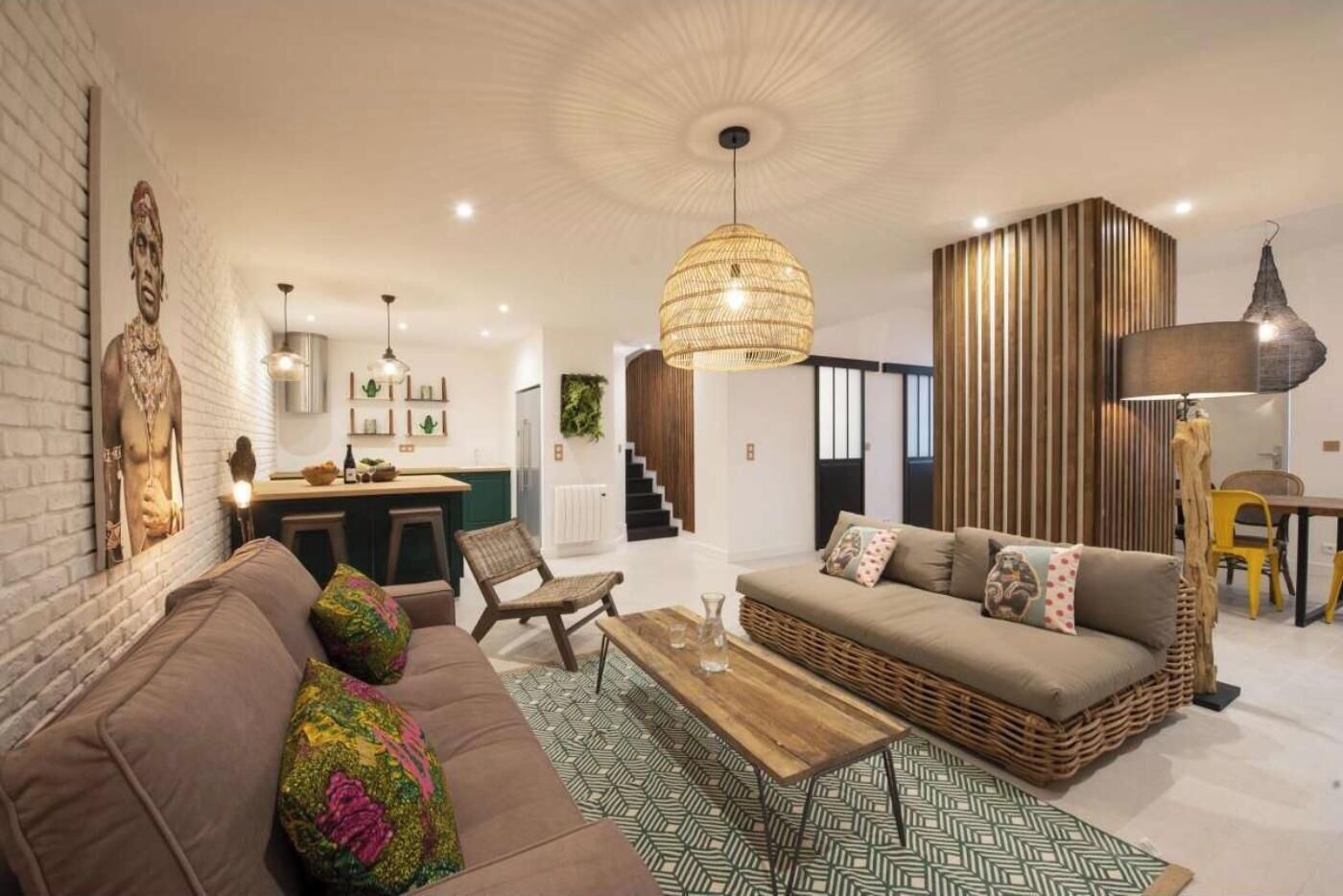 Una sala de estar moderna con un sofá, una mesa de centro y un comedor.