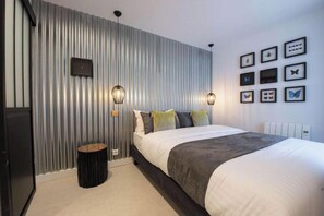 4 habitaciones, escritorio, tabla de planchar con plancha y wifi gratis 