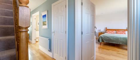 5 habitaciones, tabla de planchar con plancha, internet y ropa de cama