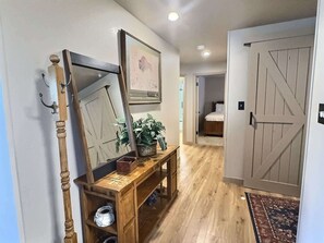 2 bedrooms, iron/ironing board, Internet