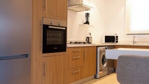 Eine moderne Küche mit Kühlschrank, Backofen, Mikrowelle und Waschmaschine von Bosch.