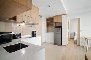 Refrigerador, microondas, tostadora, utensilios de cocina