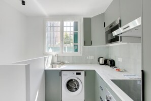 Réfrigérateur, micro-ondes, four, plaque de cuisson