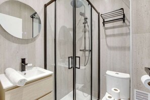 Shower, hair dryer, towels