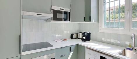 Kylskåp, mikrovågsugn, ugn och spishäll